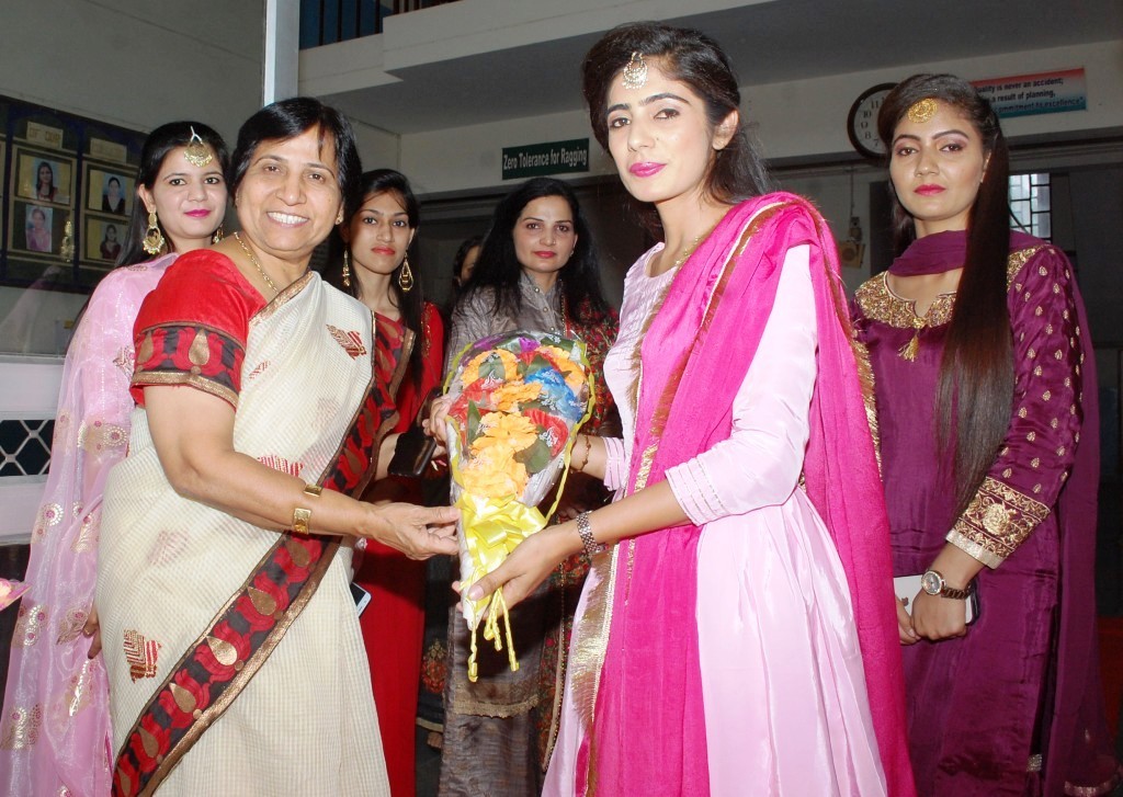 students Welcomed Dr. Shamim Sharma, MD JCDV by Bouquet